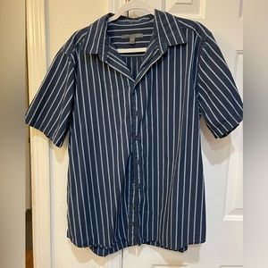 OLD NAVY MEN’S BLUE SHIRT WITH LIGHT STRIPE. 100% Cotton. Size XL.